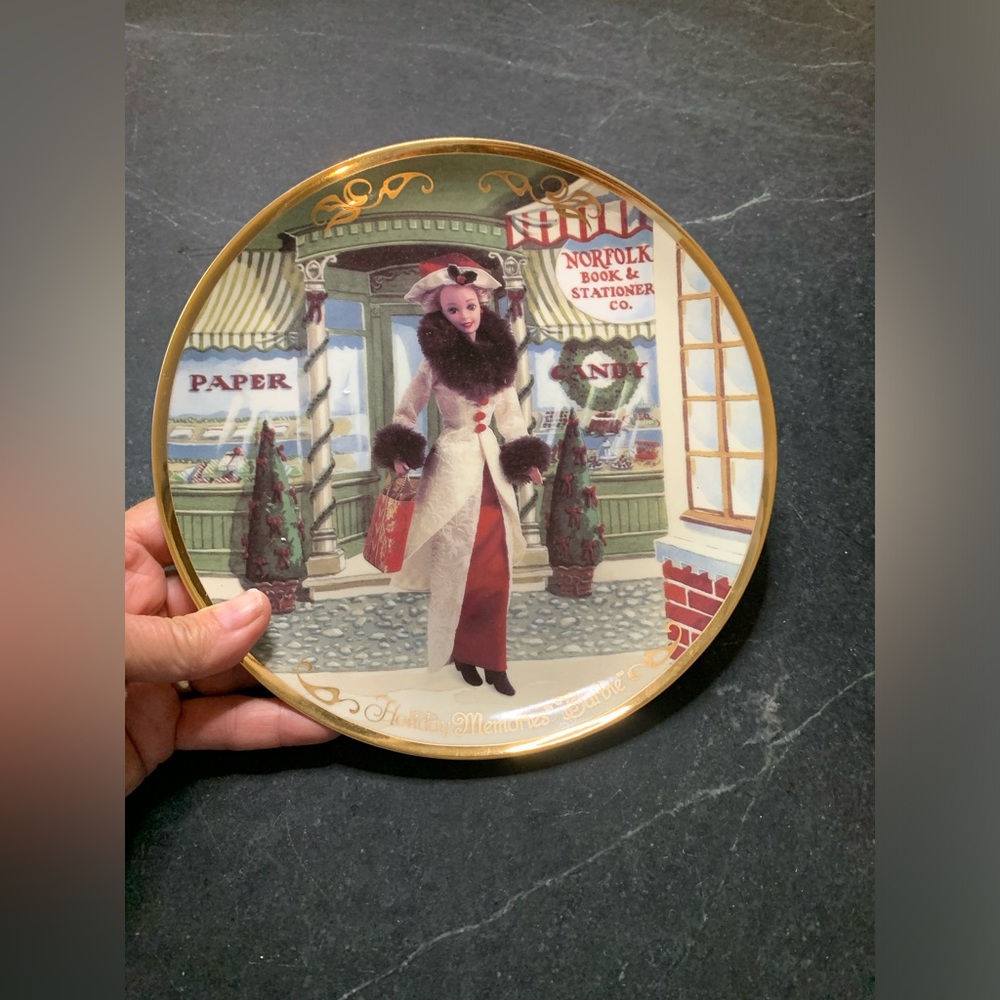 HALLMARK | 1997 | Barbie Christmas Theme Plate.